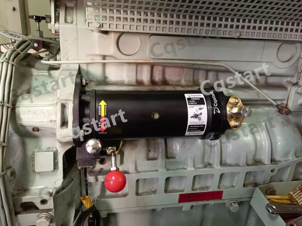 O motor de arranque Cqstart, energizado por mola, liga o motor através da energia armazenada na mola e possui uma alça vermelha.